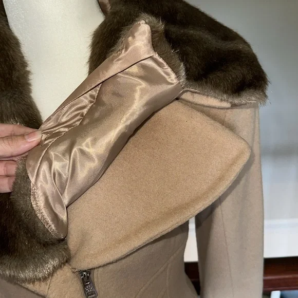 Jessica Simpson Vintage Style Tan Coat Fur Collar Size Small - Picture 6 of 8